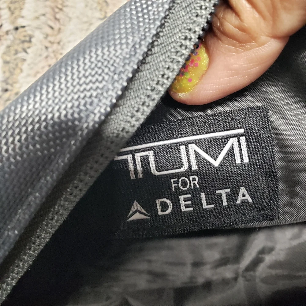 TUMI For Delta Lined Toiletries Bag With Zipper And Silver TUMI Logo